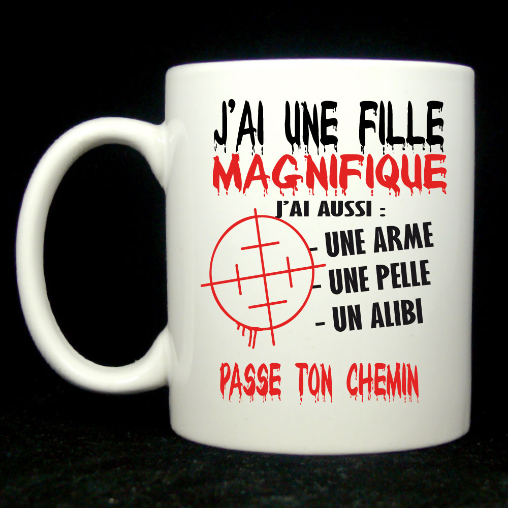 Grand Mug humoristique j'ai une fille magnifique, j'ai aussi une arme, une pelle et un alibi...