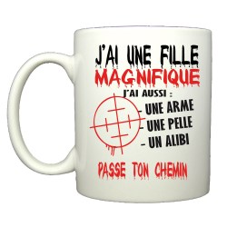 Mug humoristique j'ai une fille magnifique, j'ai aussi une arme, une pelle et un alibi...